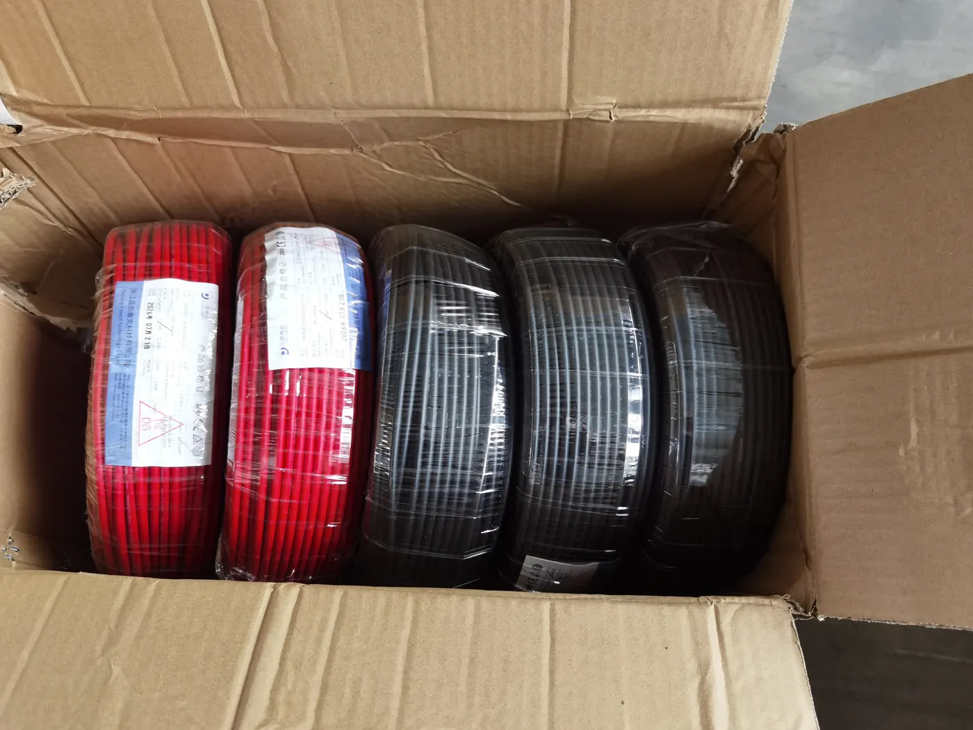 Rollos de cable solar rojo y negro